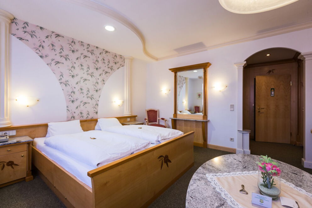Das gut ausgestattete Oleander Zimmer im Privathotel Das Schmidt von innen.