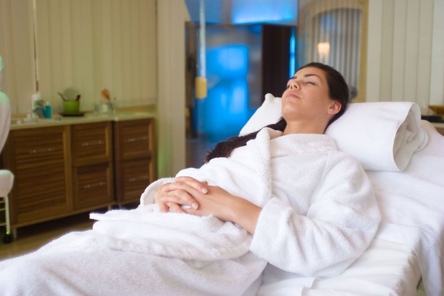 Eine entspannte Frau bei einer Beauty-Wellness-Behandlung im Wellnesshotel Das-Schmidt