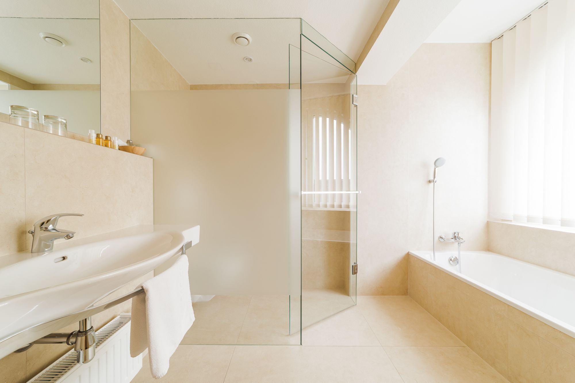 Das Badezimmer mit Badewanne und Dusche im Sonnenschein Zimmer im Privathotel Das-Schmidt
