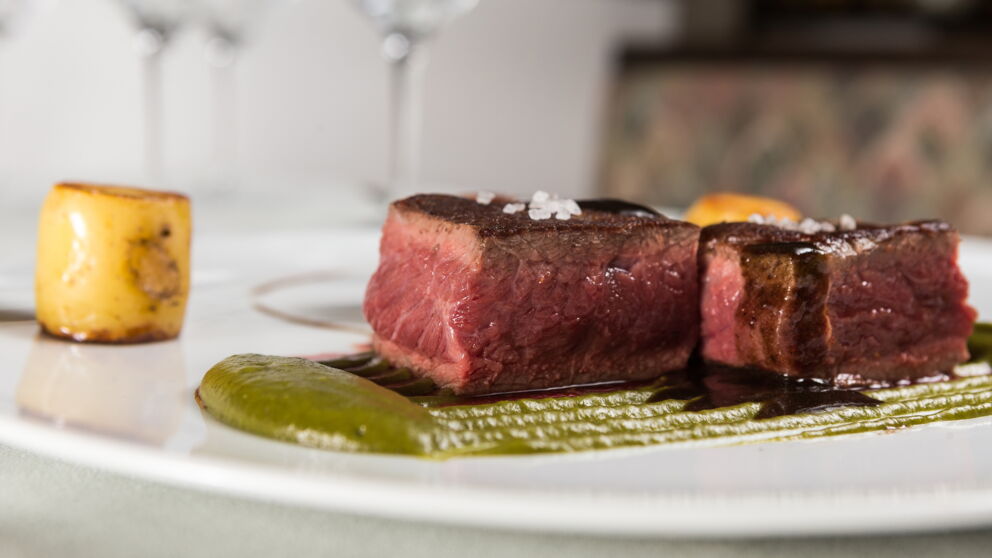 Saftiges Medium rare Rindersteak im Restaurant des Hotel Das-Schmidt im Burgenland