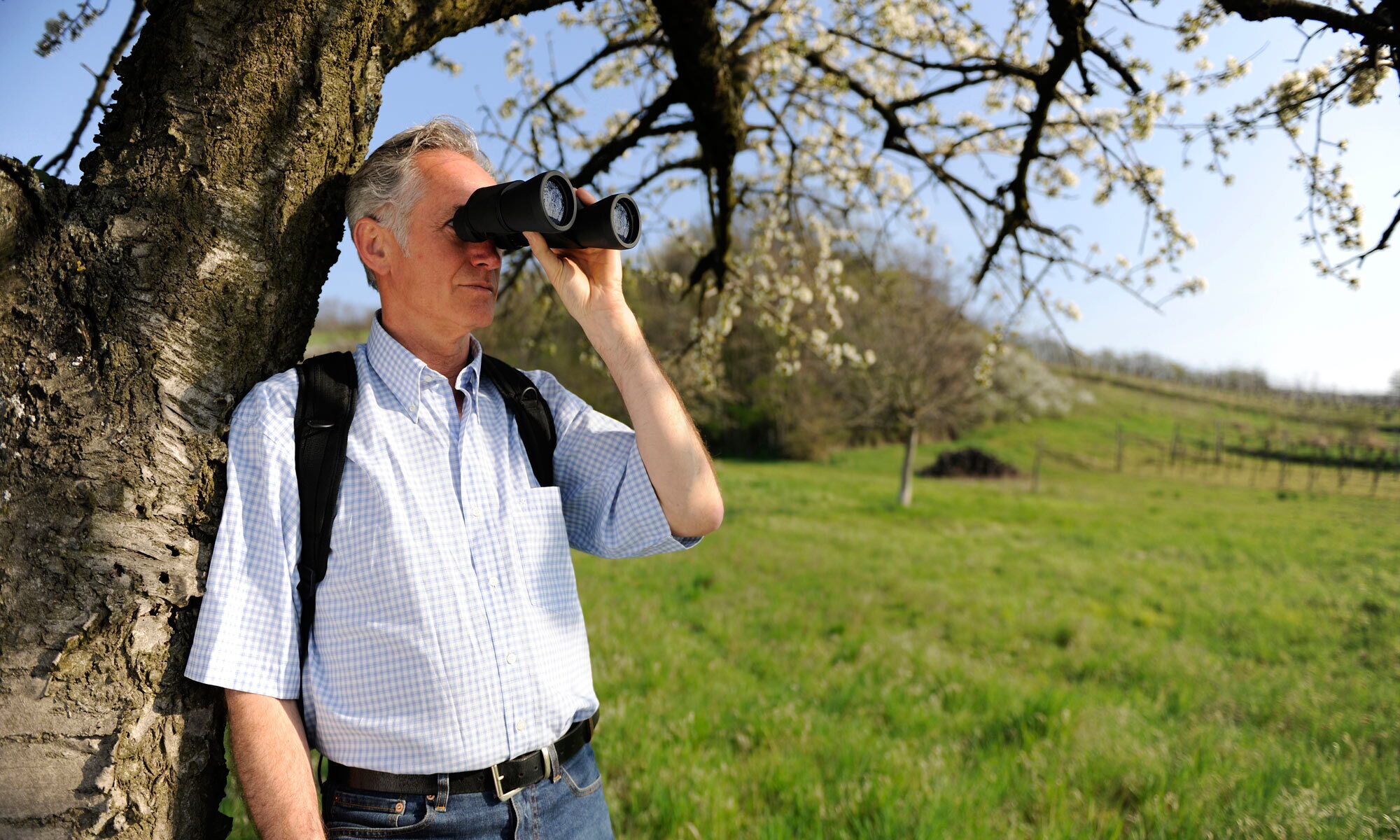 Ein Mann mit einem Fernglas im Naturparadies am Neusiedlersee im Burgenland