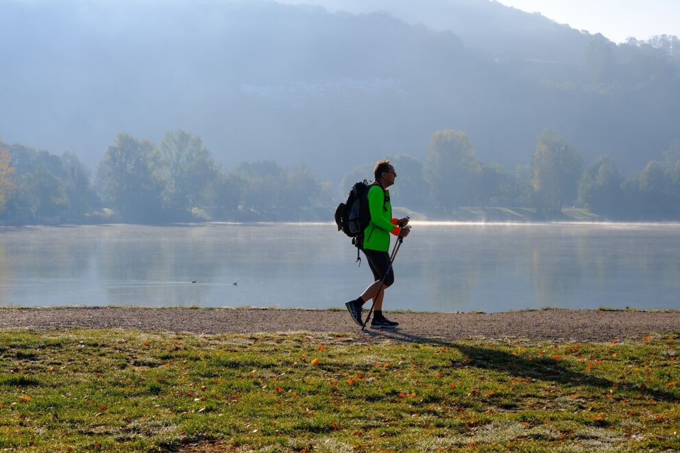 Ein Mann beim Nordic-Walking am Neusiedler See