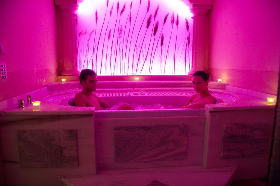 Romantik Bad für Zwei mit romantischer Beleuchtung im Wellnessbereich des Hotel-Das Schmidt