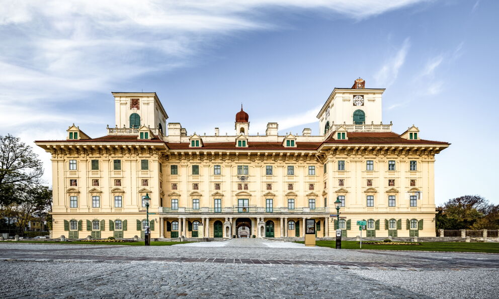 Front des Schlosses Esterhazy mit seiner prächtigen Außenfassade in Eisenstadt © candreas-hafenscher