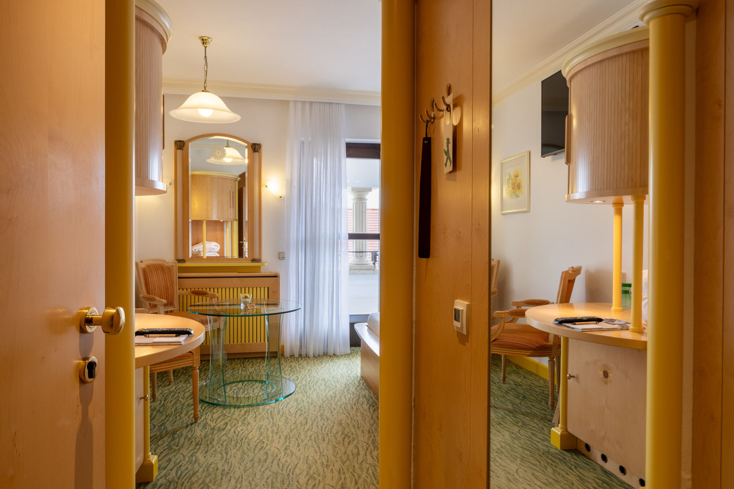 Blick in das Sonnenblumen Zimmer von Zimmertür im Privathotel Das-Schmidt; © Manfred Sodia Photography