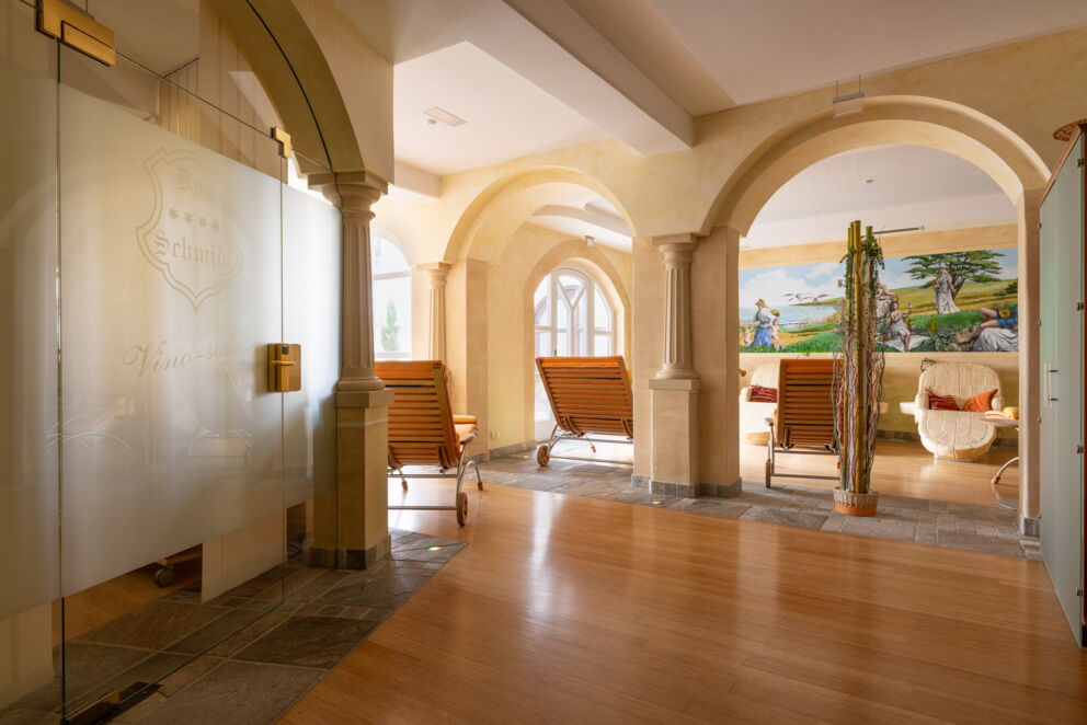 The relaxation area with its archway at Hotel Das-Schmidt invites you to relax ©manfred-sodia-photography