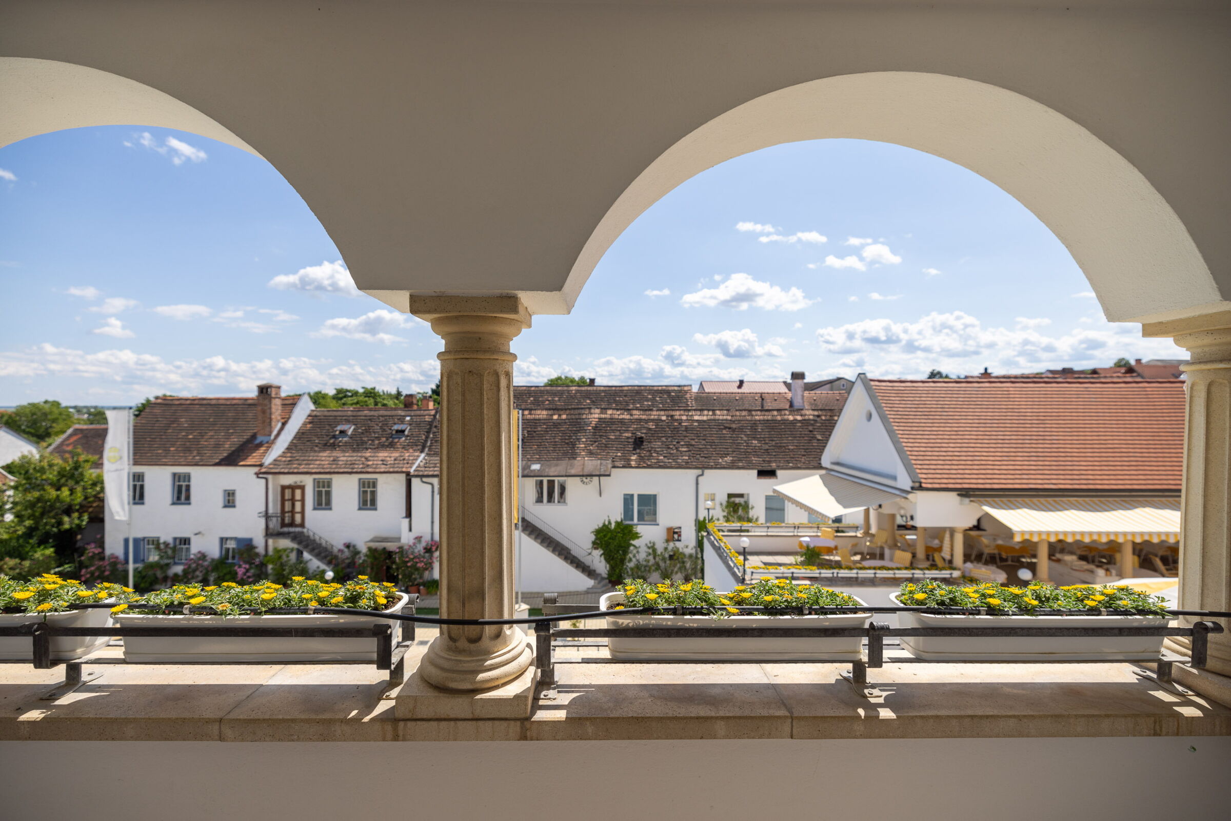 Blick durch den Torbogen auf die umliegende Landschaft rund um das Hotel Das-Schmidt im Burgenland © manfred-sodia-photography