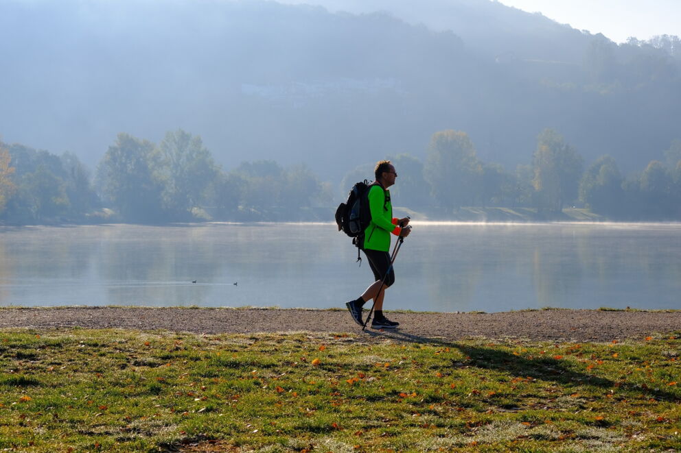 Ein Mann beim Nordic-Walking am Neusiedler See