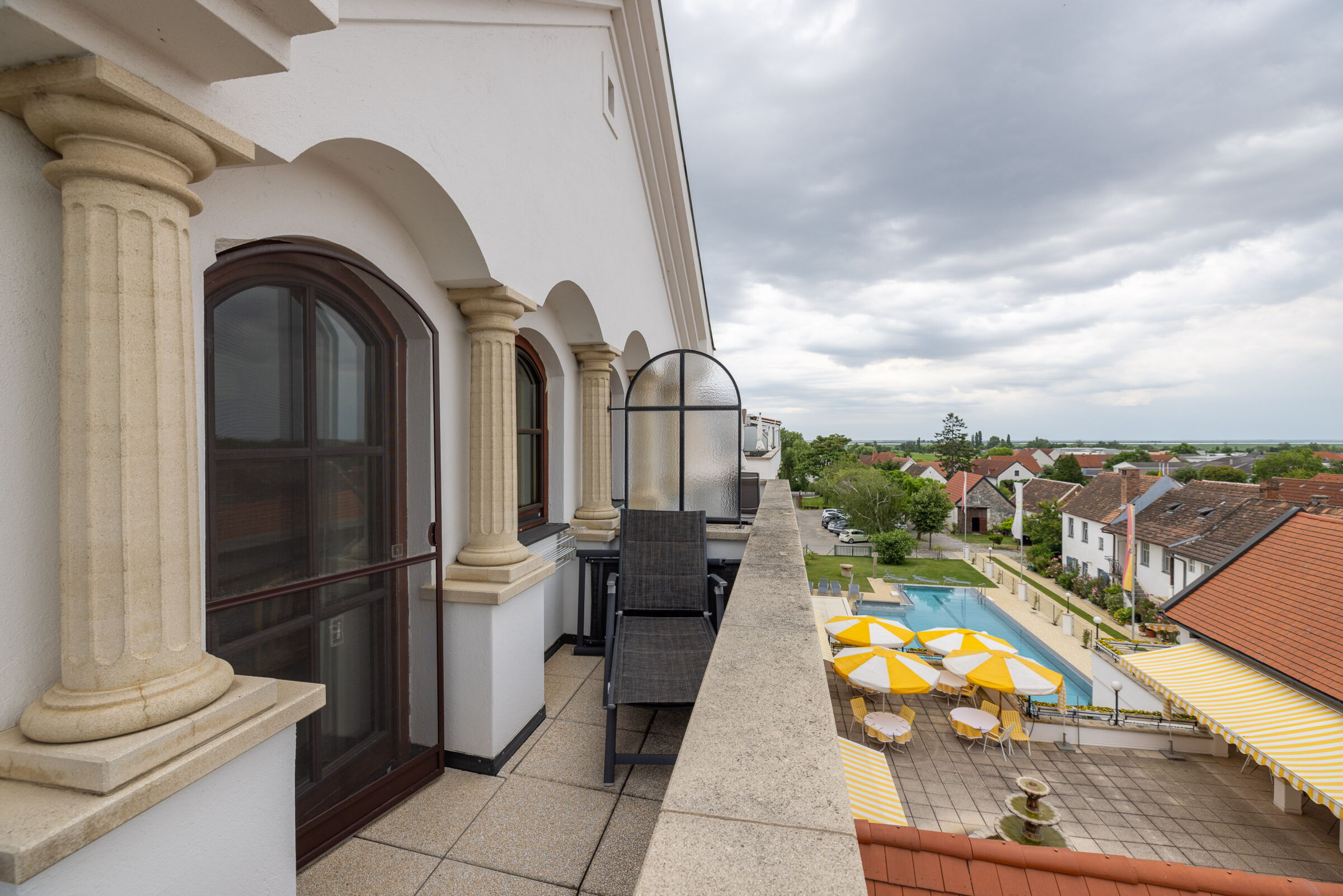 Blick vom Balkon auf die Sonnenterrasse des Hotels Das-Schmidt in Mörbisch am Neusiedler See © manfred-sodia-photography