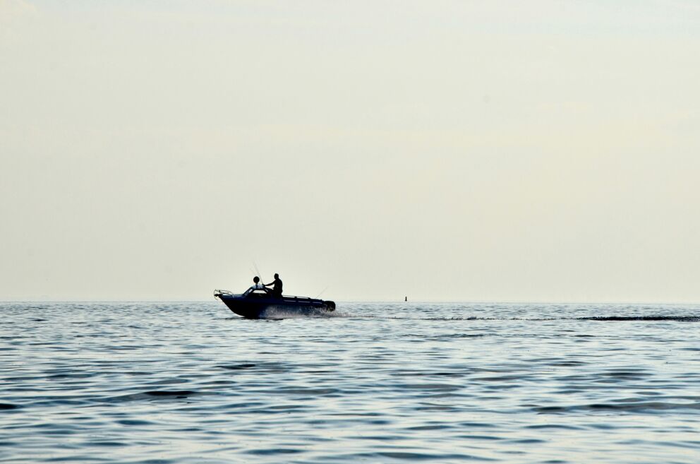 Driving on the water with a speedboat; © matthaeus on Unsplash