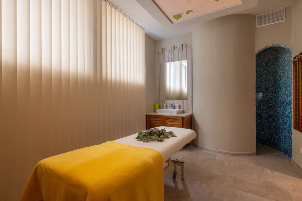 Modern wellness treatment room at the Das-Schmidt wellness hotel in Burgenland ©manfred-sodia-photography