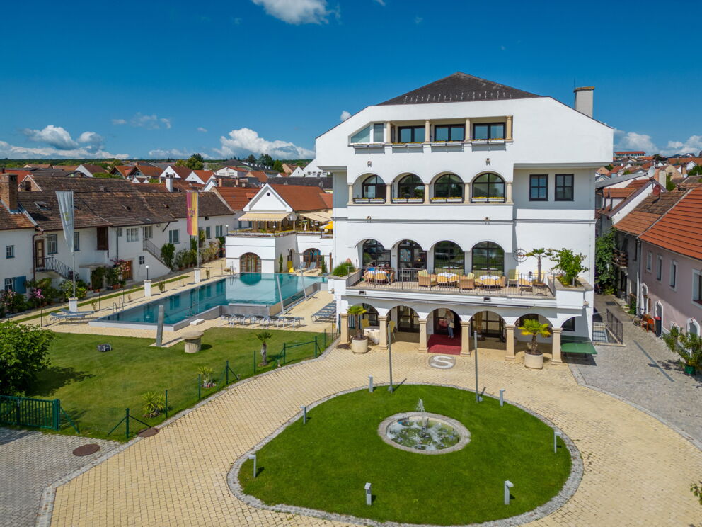 Drone shots of the Hotel Das-Schmidt in Burgenland and part of the hotel garden © Manfred Sodia Photography