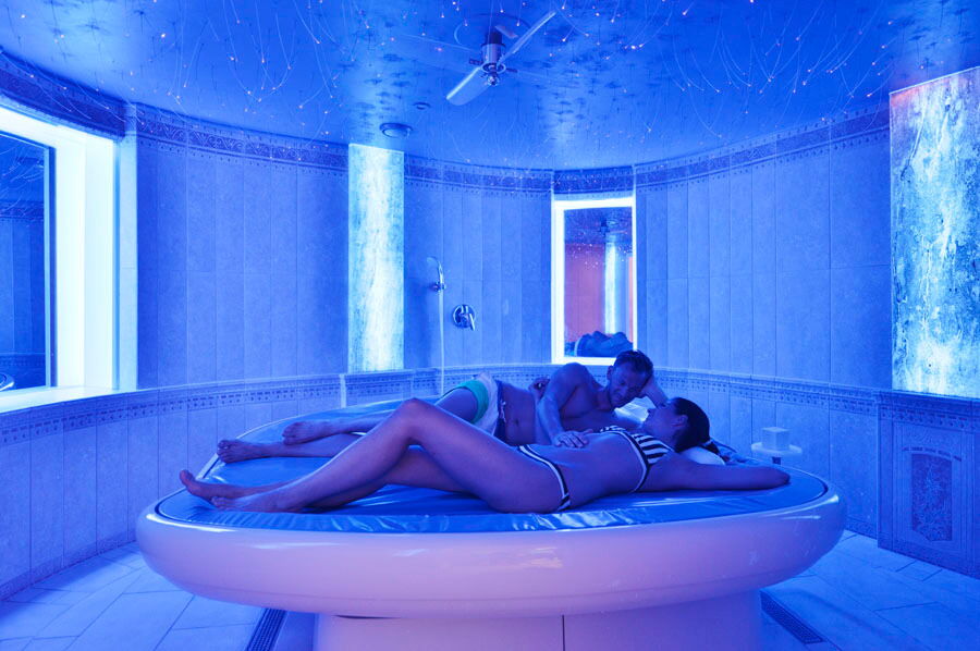Ein Paar genießt das hoteleigene Wasserbett im Spa-Bereich im Privathotel Das Schmidt