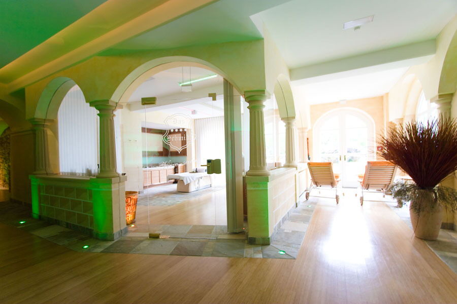 Wellness-Liegen neben einem Massageraum im Wellnesshotel Das-Schmidt